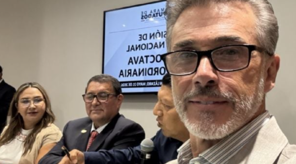Aunque renunció a Morena, Sergio Mayer participa en la bancada oficialista