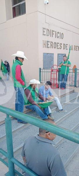 Atiende Rafa Loera a manifestantes de la UNTA