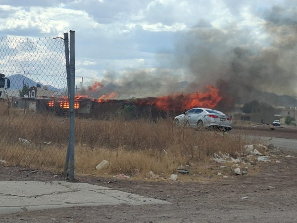 Fuego consume iglesia de madera en Urbi Villas