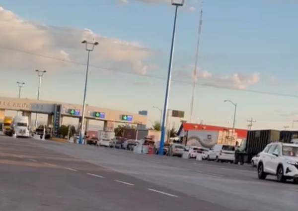 Reportan largas filas en la caseta de Villa Ahumada; piden tomar precauciones