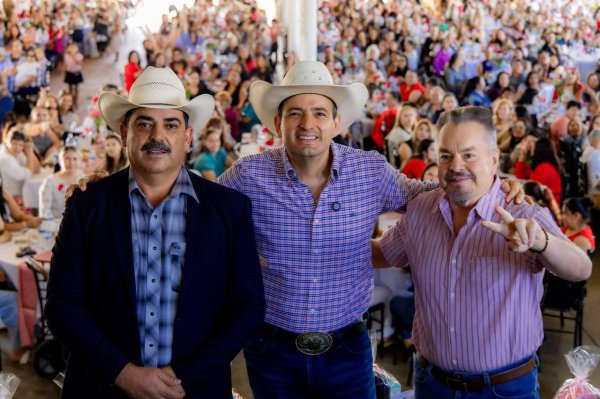 Celebra Marco Bonilla a más de mil madres de Santa Isabel en su día