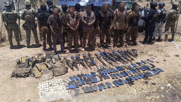 Caen en Sinaloa 13 sujetos presuntamente ligados a Los Chapitos; decomisan armas y equipo táctico