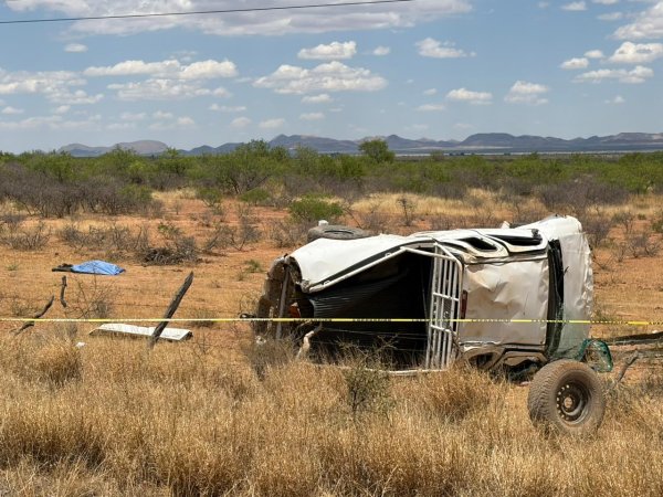Muere hombre de 68 años en volcadura sobre la carretera Chihuahua-Juárez; menor resulta herido