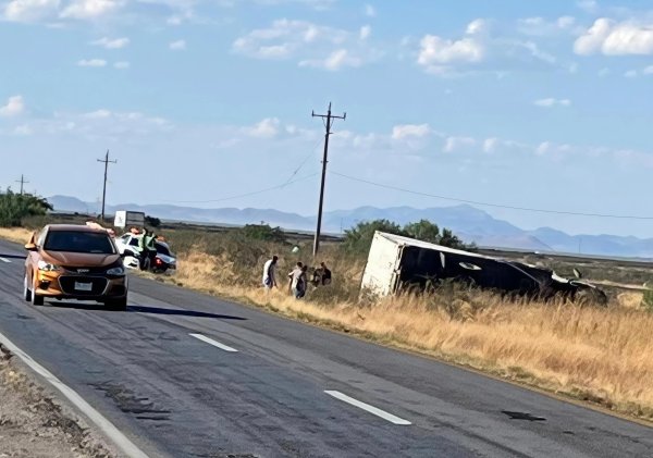 Vuelca camión de carga en carretera a Juárez