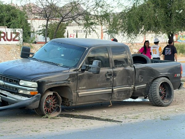 Pierde control de Silverado y derriba árboles en avenida de Las Industrias