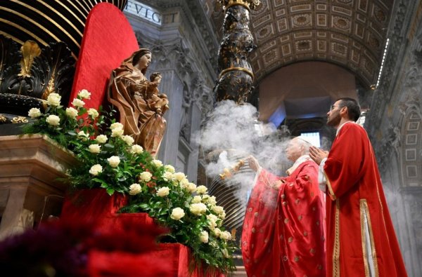 El Paráclito nos defiende de los prejuicios que apagan la luz del Evangelio