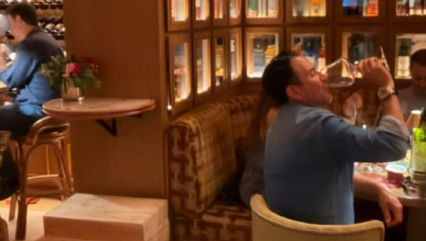 “Empinando el codo”: exhiben al senador Miguel Ángel Yunes Márquez en bar de lujo en Madrid