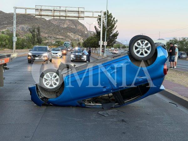 Aparatosa volcadura en la Vialidad  Sacramento deja cuantiosos daños