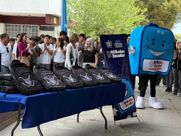 Entrega Marco Bonilla apoyos de “Mi Bolsa Escolar 2026” en el CBTIS 122