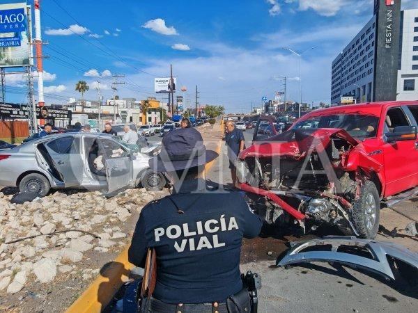 Conductor queda atrapado entre los fierros tras fuerte encontronazo en el Juventud