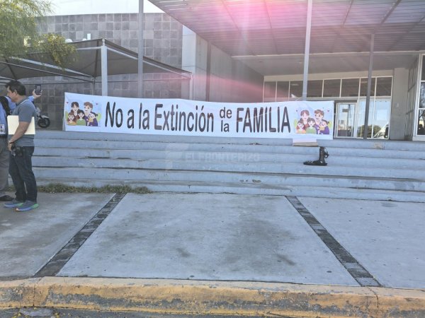 Se manifiestan en contra de matrimonios igualitarios en Juárez