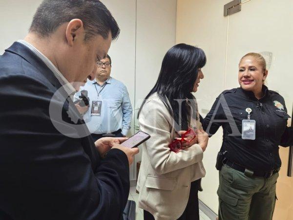 Manifestantes encabezados por Jael Argüelles revientan sesión del congreso en Juárez