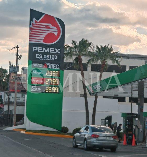 Sin gasolina magna, cientos de automovilistas gastan más poniendo premium