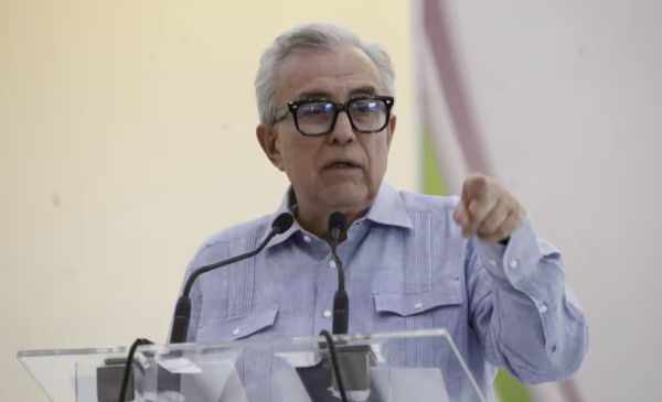 Rocha Moya comparece ante la FGR por acusaciones de nexos con el narco