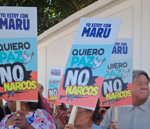 Se manifiestan a las afueras de la FGR en Juárez a favor de Maru Campos