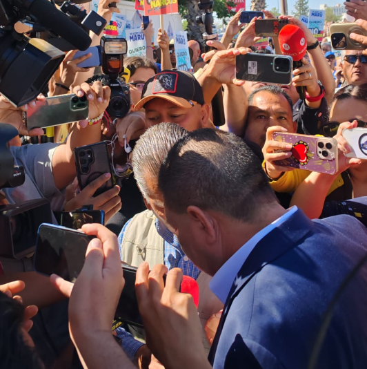 Entre manifestantes y periodistas, llega César Jáuregui a declarar ante FGR en Juárez
