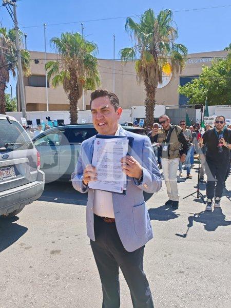 Consejero jurídico de Gobierno se fotografía con documento al exterior de la FGR; Ulises Pacheco dice desconocer su contenido