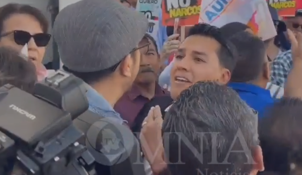 Reporteros y manifestantes protagonizan pelea a las afueras de la FGR en Juárez