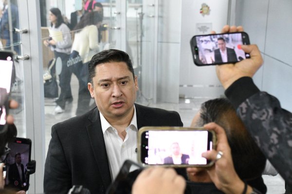 Hoy una gobernadora enfrenta una persecución por decir la verdad: Alfredo Chávez