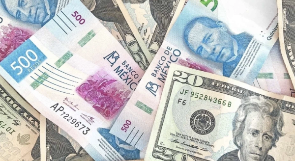 Peso mexicano cae frente al dólar por segundo día ante preocupaciones por la guerra y la inflación