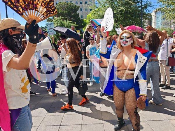 Colectivos LGBT y pro familia se manifiestan al exterior de Congreso; a punto de llegar a los golpes