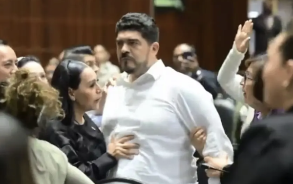 Pleito en San Lázaro: morenista Zenyazen casi se agarra a golpes con diputado priista