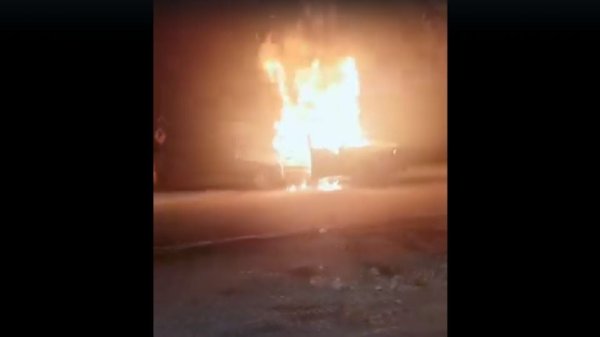 Incendian vehículos en carretera Michoacán-Colima por asesinato de indígenas