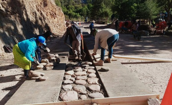 Construyen habitantes caminos artesanales en Urique y Morelos