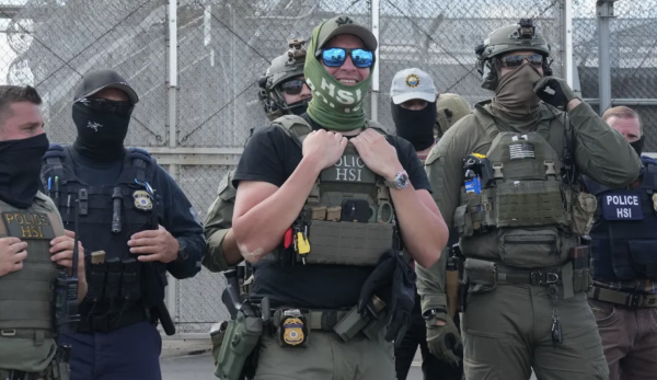 Autoridades estatales y federales chocan en medio de protestas en centro de detención de migrantes en EU