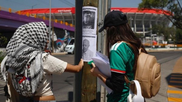 Familiares de desaparecidos llenan de fichas de búsqueda los alrededores del Estadio Azteca previo al Mundial
