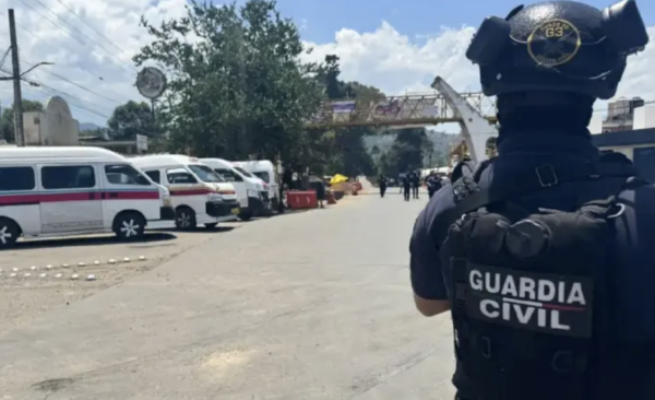 Liberan vialidades en Zitácuaro, Michoacán, tras bloqueos e incendios de vehículos ligados a operativo militar