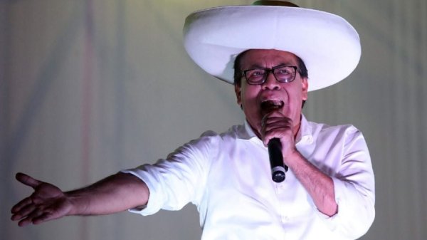 Acusan de vínculos con el narcotráfico al candidato presidencial de izquierda en Perú; él lo niega