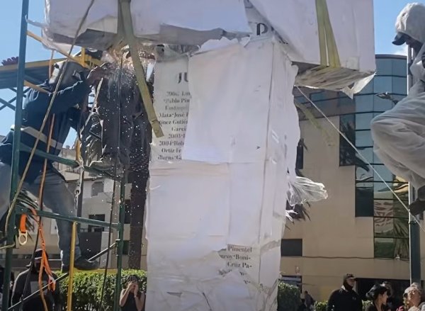 Instalan antimonumento en Reforma para recordar a más de 200 periodistas asesinados en México