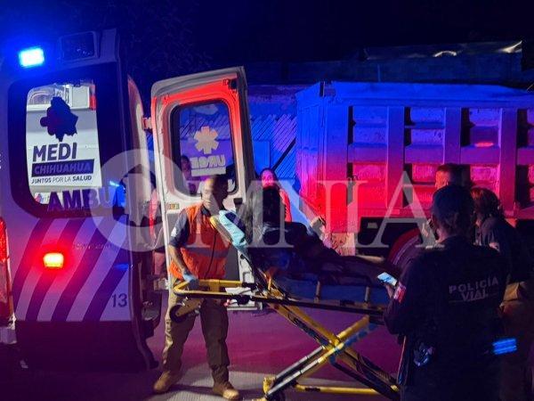 Conductor huye tras impactar motocicleta; joven resulta lesionada