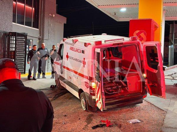 Vuelca ambulancia de Cruz Roja tras maniobra para evitar choque; paciente resulta lesionado nuevamente